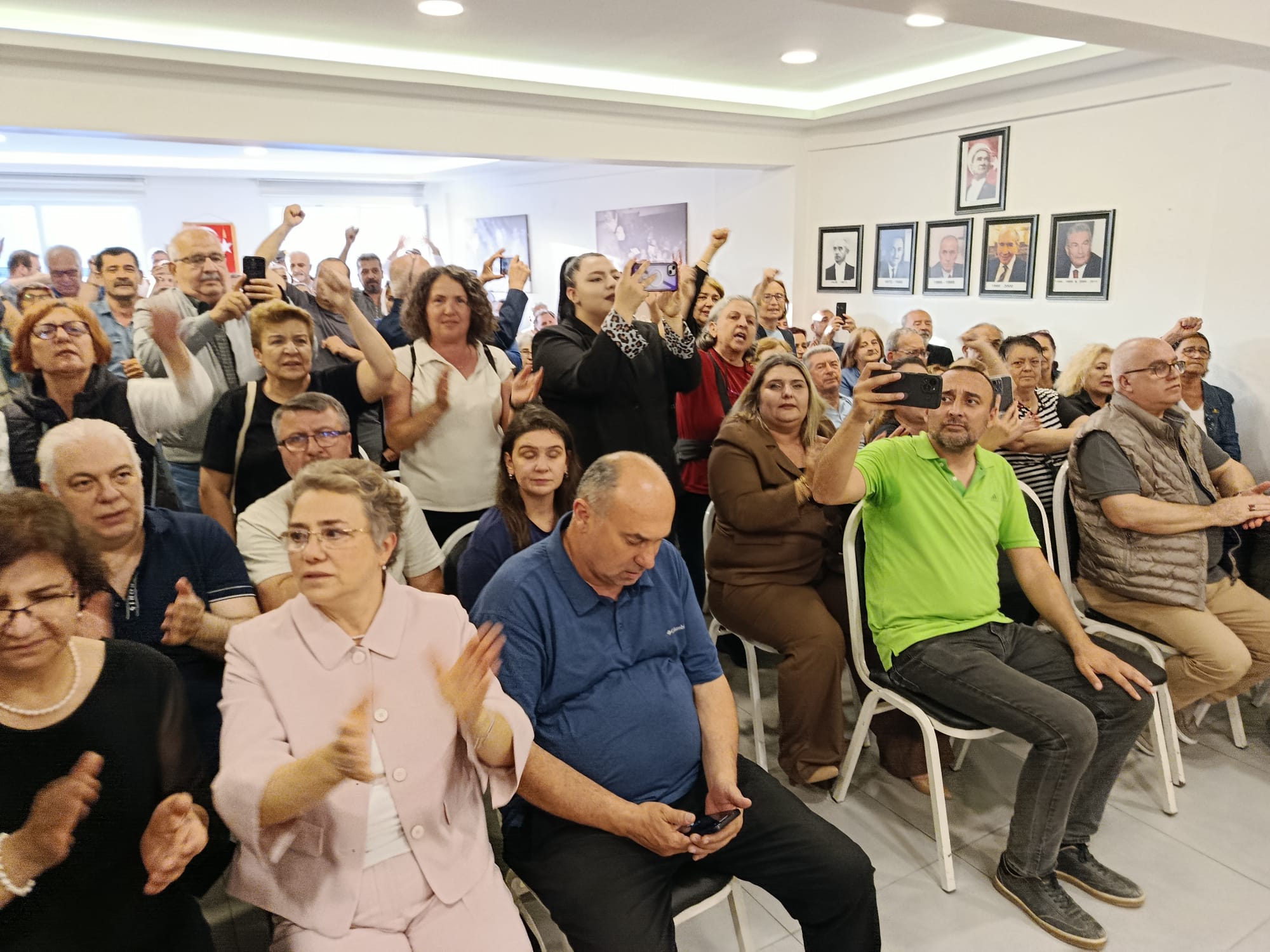 CHP'de Genel Başkanlık görevinden uzaklaştırılan Özgür Özel'in, genel merkezden ayrılışının ardından Edirne'de CHP'liler parti binasında bir araya geldi.